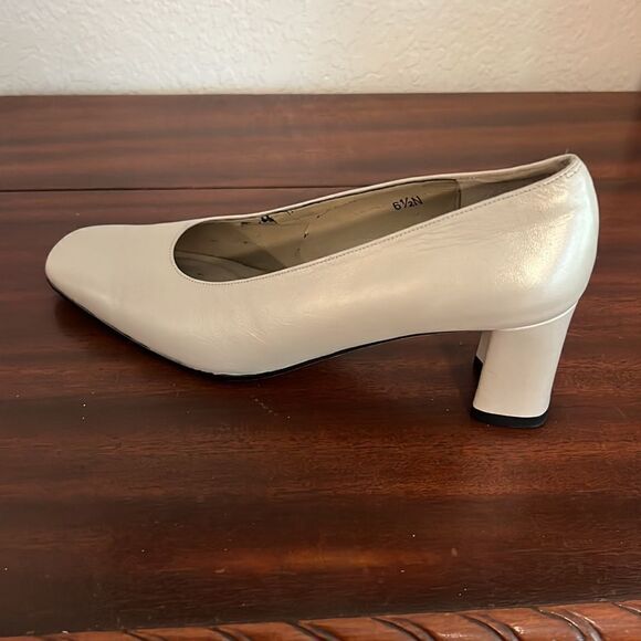 Vaneli Vintage Beige Leather Pumps. 2.5 Inch Stacked Heels. Size 6.5 Narrow - Picture 2 of 12